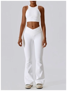 Détail de l'ensemble de yoga blanc côtelé avec haut dos nageur et pantalon évasé