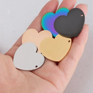 Gepolijste hartvormige hangers in zilver, goud, roségoud, zwart en regenboogkleuren