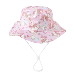 Dettaglio di cappello pescatore rosa bimbi con stampe unicorno e cordoncino regolabile