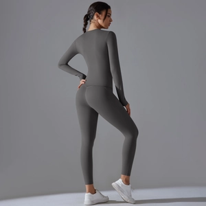 Vue arrière du haut sport gris foncé à manches longues et du pantalon de yoga