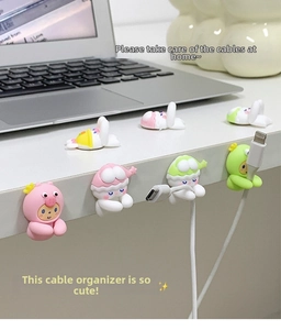 Primer plano de clips de cables de dibujos animados organizando hilos en escritorio