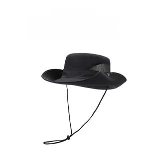 Dettaglio cappello da sole ad asciugatura rapida con pannelli a rete e laccio regolabile