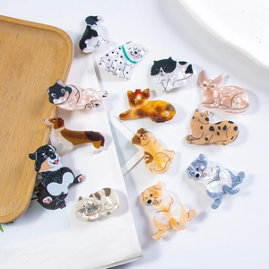 Simpatiche mollette in acetato con motivi di animali cani e gatti su vassoio in legno