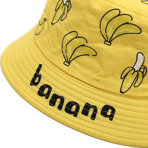 Bob jaune en coton pour enfants avec imprimés bananes et texte pour protection solaire
