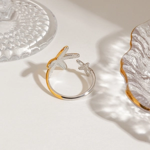 Adjustable two-tone starfish ring in 18K gold and silver with hammer-texture finish
