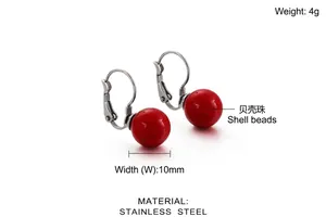Détail de perles de nacre rouge 10mm avec crochets en acier inoxydable boucle