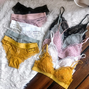 Détails de dentelle florale et rubans sur cet ensemble de lingerie sans armature
