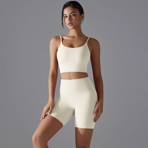 Dettaglio del set yoga bianco crema con pantaloncini a vita alta e reggiseno sportivo