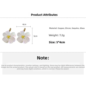 Detailed view of flower earrings with dimensions 5x4cm and copper zircon materials