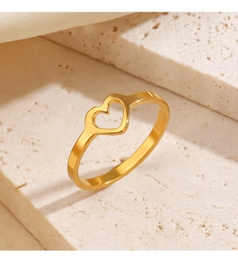 Vue détaillée d'une bague coeur évidé plaqué or sur pierre texturée beige naturel