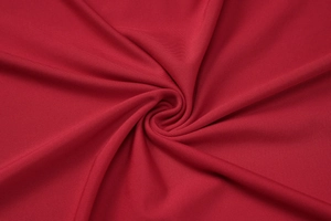 Vue détaillée du tissu en maille côtelée rouge montrant la texture et l'élasticité