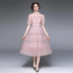 Robe midi rose à volants en maille avec manches bouffantes, dentelle et broderie florale