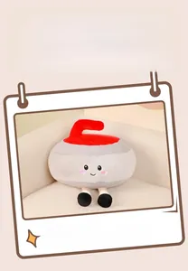 Détail de la peluche curling rouge et grise avec visage brodé mignon et texture douce