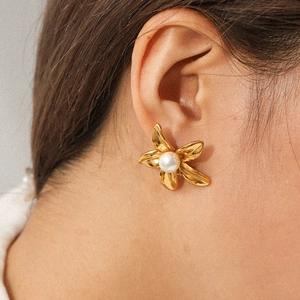 Elegant 18k gold plated stainless steel flower earrings with pearl for women in daily wear