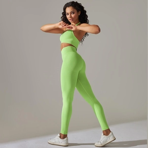 Detail eines neongrünen nahtlosen Rippstrick-Sportsets mit Halter-Top und High-Waist-Leggings
