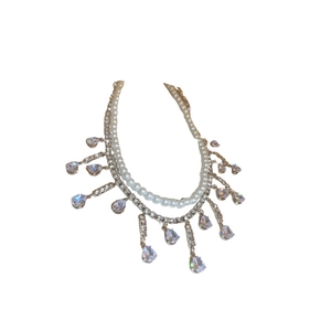 Collier double rang avec perles blanches élégantes et pendentifs gouttes en zircon