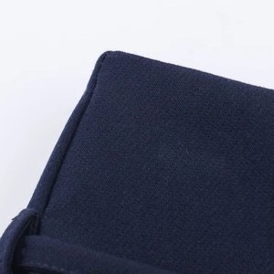 Détail de la couture et de la texture du tissu bleu marine de la jupe-short