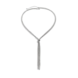 Detailansicht der silbernen mehrlagigen langen Kette mit fließenden Metallquasten