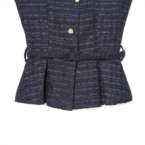 Haut sans manches en tweed bleu avec boutons rose dorés et ourlet à basque