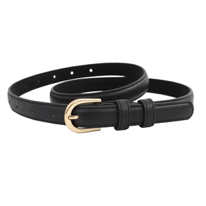 Fine ceinture en cuir noir pour femme avec boucle fer à cheval dorée sur fond blanc immaculé