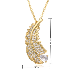 Detailansicht des Goldfeder-Anhängers mit Zirkonia und den Maßen 31 mm mal 16 mm