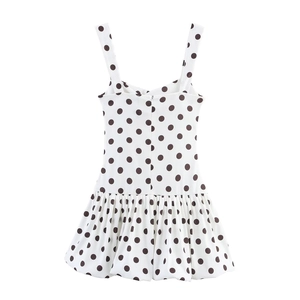 Robe blanche à pois sans manches avec larges bretelles et ourlet plissé