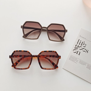 Chic oversized hexagonal sunglasses in tortoiseshell and grey with gradient brown lenses