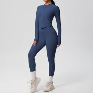 Détail d'un ensemble yoga bleu gris mat avec haut zippé, passe-pouces et legging taille haute