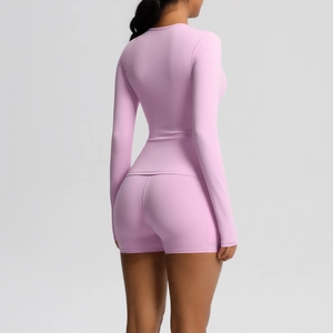 Vue arrière du short de yoga taille haute rose clair et du haut de sport à manches longues