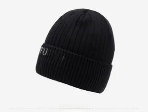 Detailansicht der schwarzen Strickmütze mit weißer FUMY-Stickerei und Rippenmuster