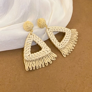 Détails de boucles d'oreilles en raphia avec pendentifs tressés et franges bohèmes