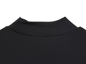 Primer plano del cuello alto de un vestido negro de punto con textura acanalada fina