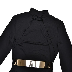 Gros plan sur le design dos nu élégant et la ceinture dorée en métal sur cette robe noire