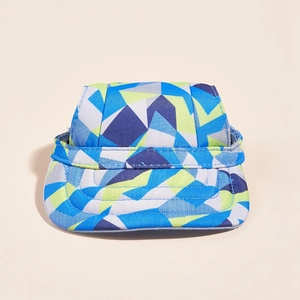 Dettaglio cappello regolabile per cani con motivi geometrici blu e verdi