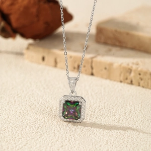 Collana in argento S925 con ciondolo a gemma quadrata arcobaleno e diamanti incastonati