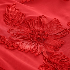 Vue macro détaillée de broderie florale 3D rouge sur tulle pour robes de soirée élégantes
