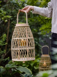 Lanterna in bambù con calda luce di candela e manico in legno per arredo giardino