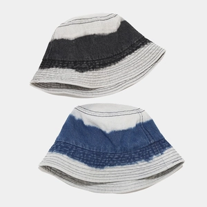 Détails de bobs en denim dégradé noir et bleu avec bord décoré de surpiqûres parallèles