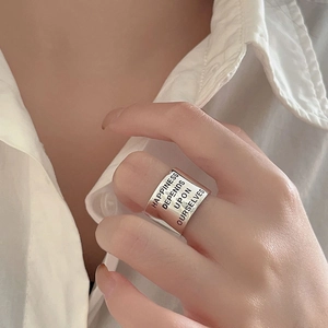 Gros plan sur une bague large en argent 925 vintage avec citation inspirante