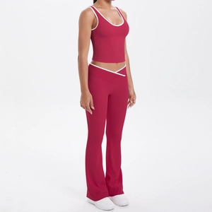 Détail du legging évasé à taille haute avec bordure contrastée et taille en V croisée
