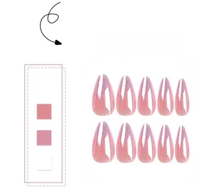 Vue détaillée des ongles amande nude avec finition laser holographique brillante