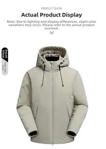 Vorderansicht der silbergrau-grünen Herrenjacke mit Kapuze und wasserfester Textur