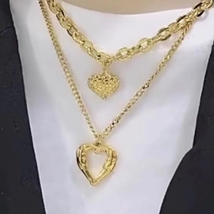 Gelaagde gouden titanium kettingen met getextureerd hart en holle hart-hanger