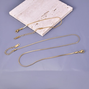 Dettaglio della catena a serpente placcata in oro 18K con chiusura a moschettone e K18