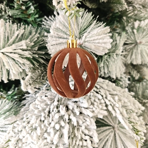 Détail d'une boule de Noël velours marron 6cm avec spirale creuse suspendue au sapin