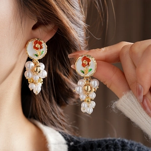 Détails de boucles d'oreilles vintage émaillées avec placage d'or et perles blanches