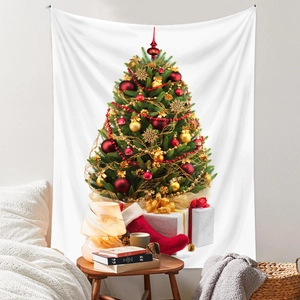 Dettaglio dell'arazzo bohémien con albero di Natale e decorazioni su una parete della camera