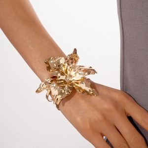 Dettaglio del bracciale a fiori in oro champagne con petali metallici strutturati