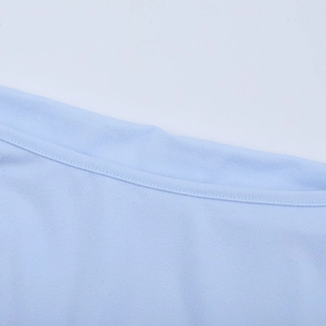Gros plan sur l'encolure en dentelle délicate et les coutures de la robe moulante bleue