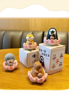 Vue détaillée d'un ornement de bureau en résine mignon, avec capybara et design de fleur de lotus.